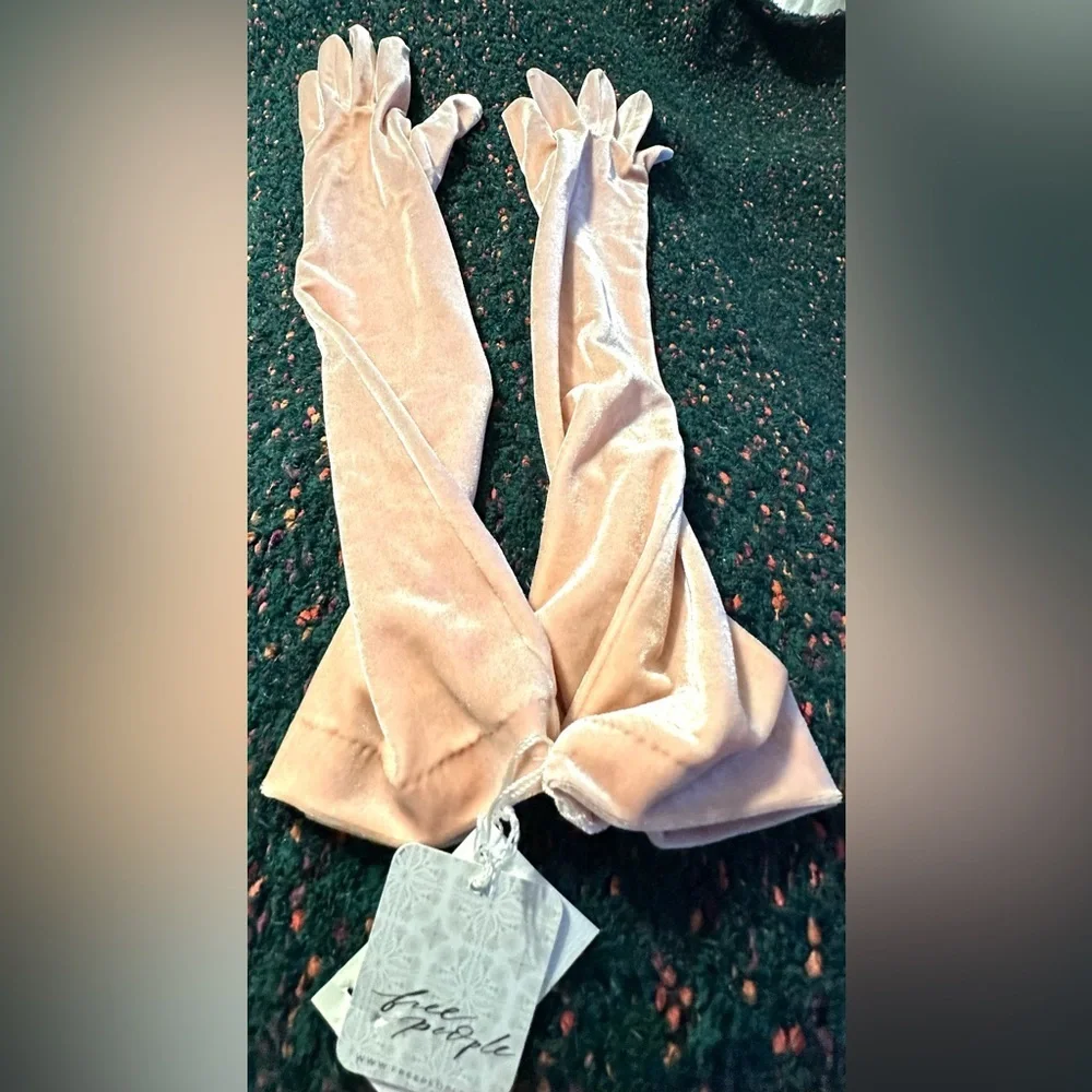 RARE Carolina Amato NWT Light Pink Crushed Velvet Gloves (re: Free People)